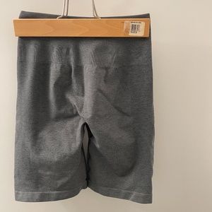 Alphalete Grey amplify biker shorts - Sz S